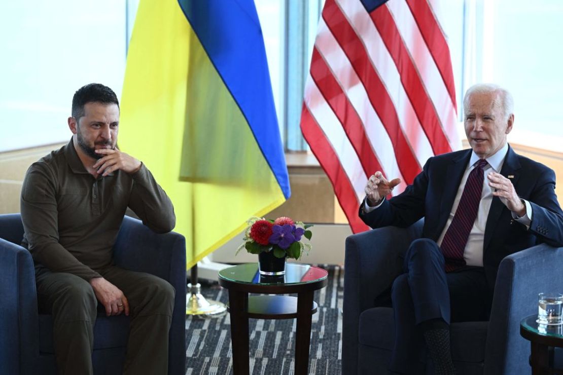 El presidente de Ucrania, Volodymyr Zelensky, y el presidente de EE.UU., Joe Biden, participan en una reunión bilateral durante la Cumbre de Líderes del G7 en Hiroshima, el 21 de mayo de 2023.