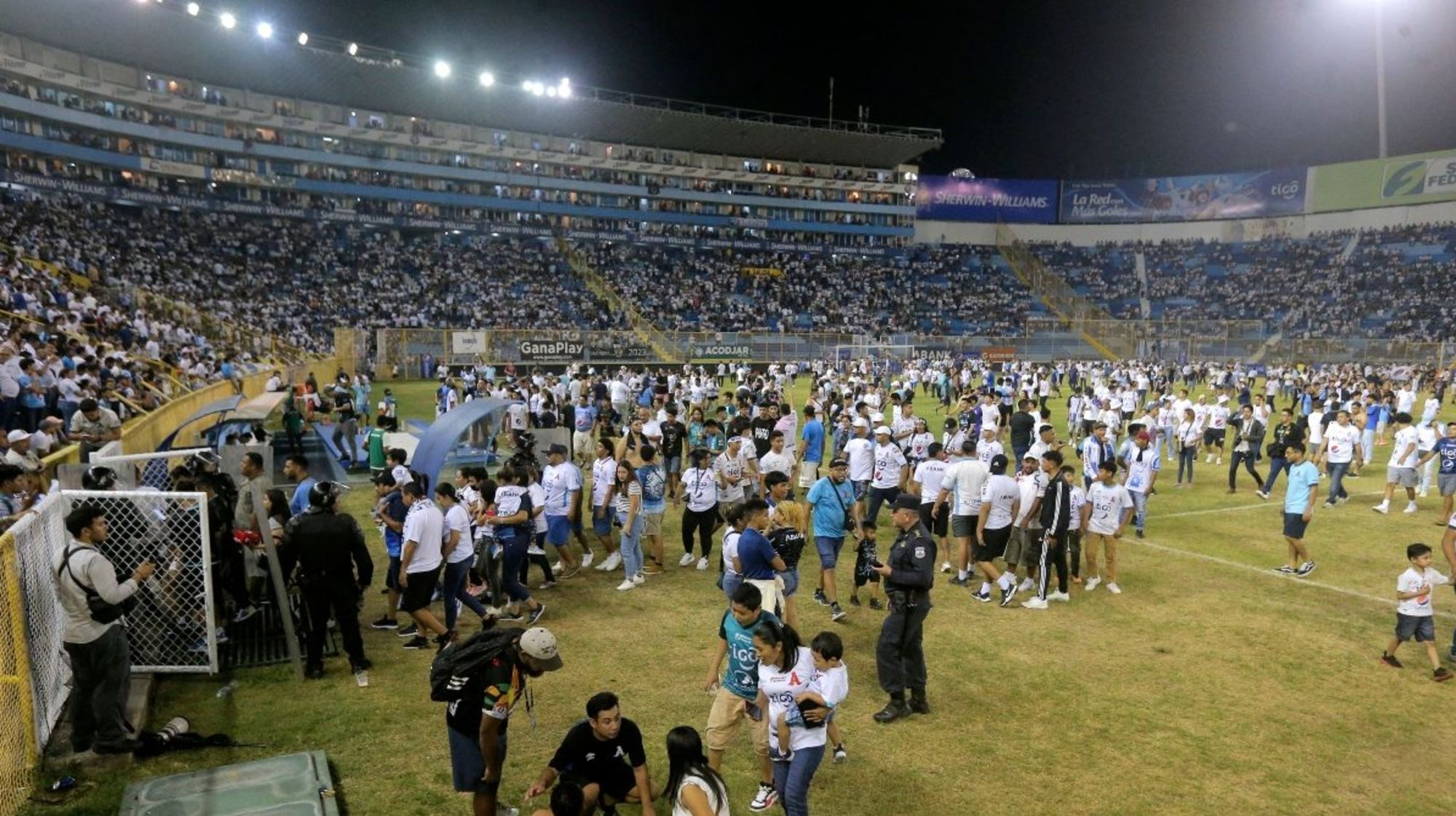 CNNE 1396029 - el-salvador-estadio-estampida