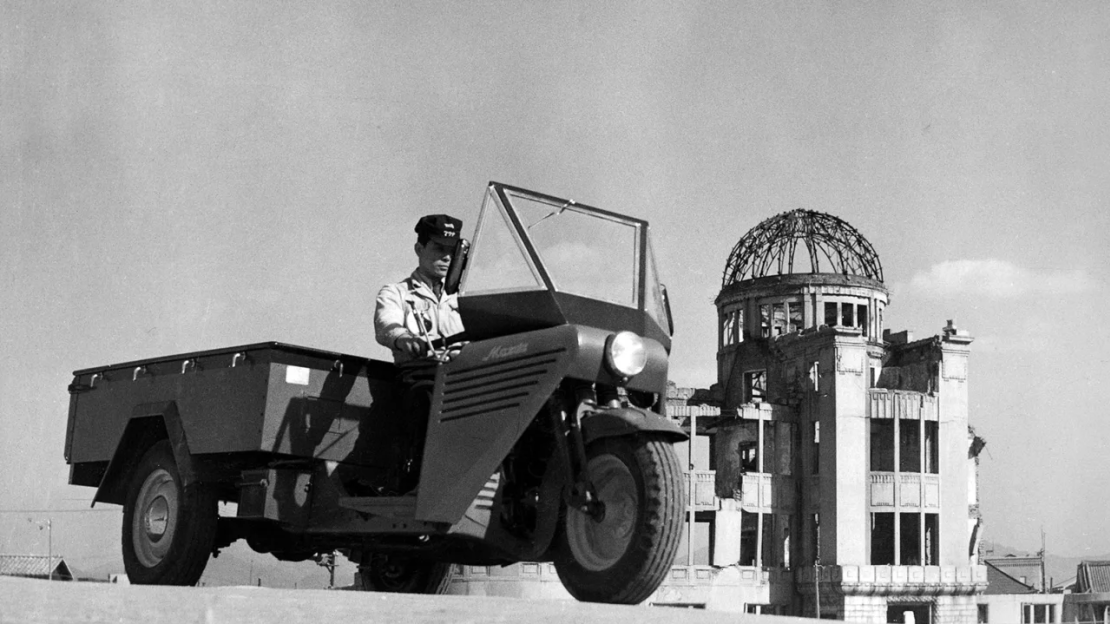 Los camiones de tres ruedas de Mazda se convirtieron en una imagen familiar en los alrededores de Hiroshima tras el bombardeo.