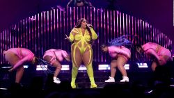 CNNE 1396095 - lizzo se emociona hasta las lagrimas en un concierto- "merecen ser protegidos"