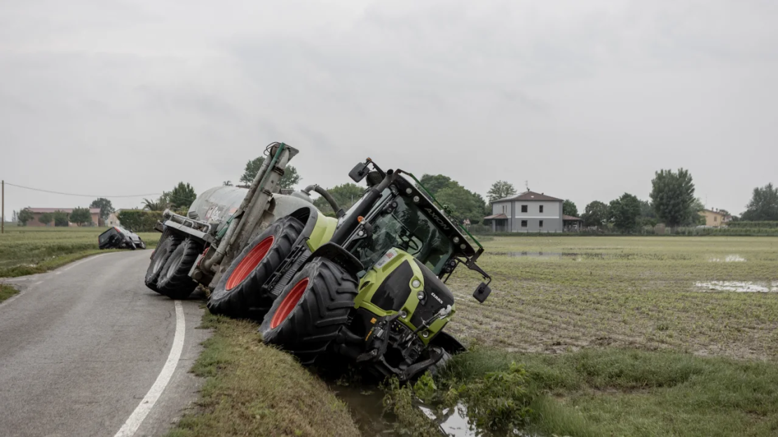 Un tractor se sale de la carretera tras una inundación en las afueras de Rávena, en la región italiana de Emilia Romaña, el 20 de mayo.