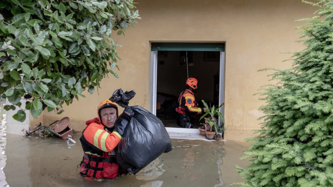 Los bomberos acuden a rescatar a personas y recuperar sus pertenencias tras las inundaciones que afectaron al distrito de Fornace Zarattini de Rávena, en la región italiana de Emilia Romaña, el 20 de mayo.