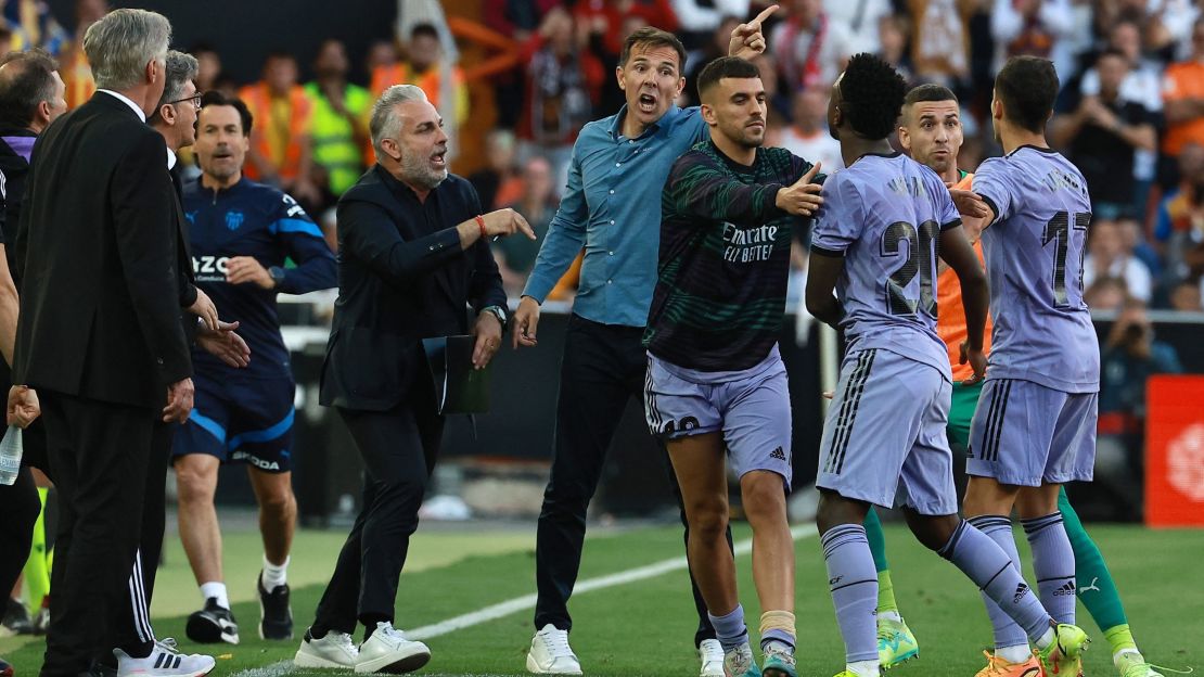 El delantero brasileño del Real Madrid Vinicius Junior se enfrenta a un oficial del Valencia mientras se va después de ser expulsado por el árbitro durante el partido de la liga española entre el Valencia y el Real Madrid en el estadio de Mestalla en Valencia, el 21 de mayo de 2023.