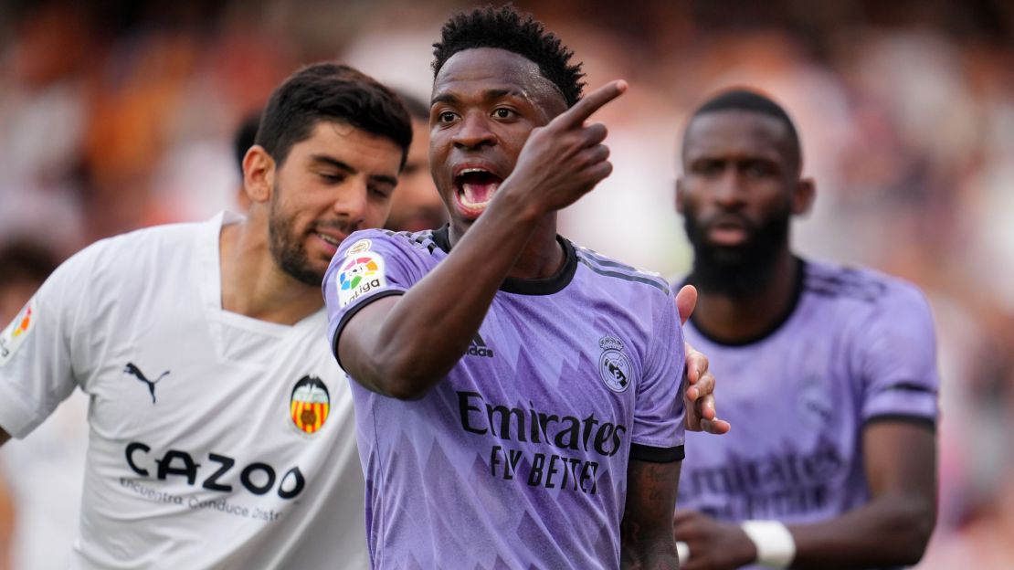 Vinícius Jr. reacciona tras recibir insultos racistas a través de gestos realizados por aficionados durante el partido entre el Valencia y el Real Madrid en el Estadio Mestalla el 21 de mayo de 2023 en Valencia, España.