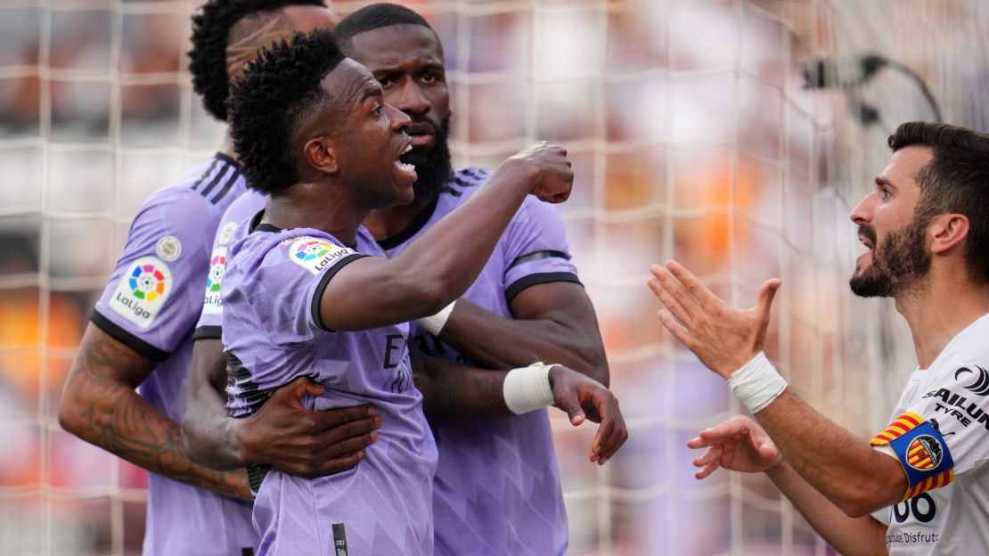 Vinícius Jr. reacciona tras recibir insultos racistas a través de gestos realizados por aficionados durante el partido entre el Valencia y el Real Madrid en el Estadio Mestalla el 21 de mayo de 2023 en Valencia, España.