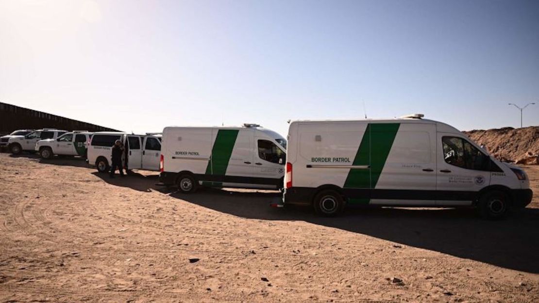 Migrantes abordan camionetas después de esperar a lo largo del muro fronterizo para entregarse a los agentes de Aduanas y Protección Fronteriza (CBP, por sus siglas en inglés) de EE. Paso, Texas, el 11 de mayo de 2023.