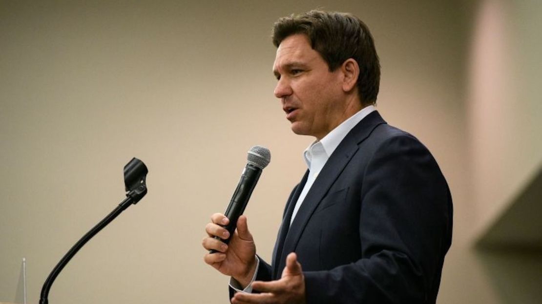 El gobernador de Florida, Ron DeSantis, habla durante un evento republicano de Iowa en Cedar Rapids el 13 de mayo de 2023.