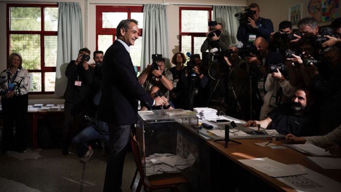 El primer ministro griego, Kyriakos Mitsotakis, emitió su voto en Atenas.