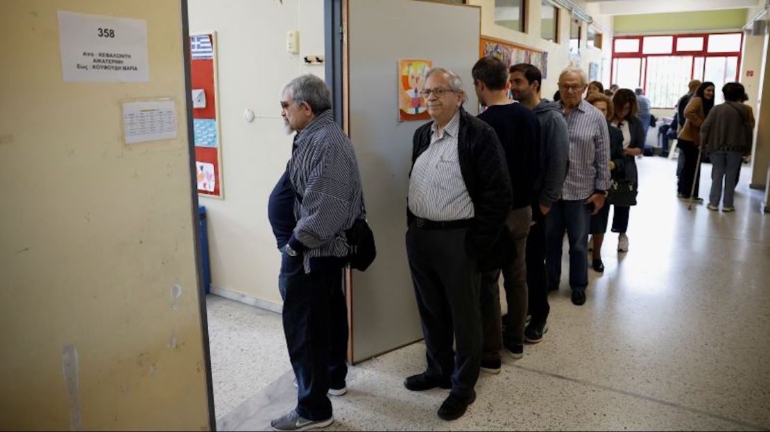 La gente hace cola para votar en un centro de votación en Atenas, Grecia, el 21 de mayo de 2023.