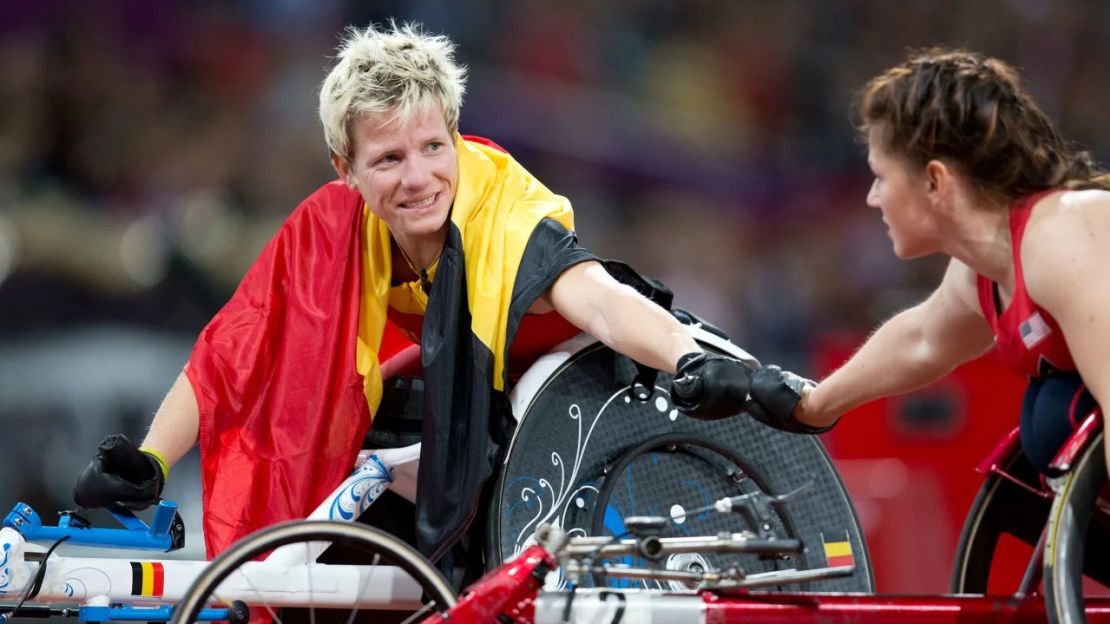 Vervoort choca el puño con otra competidora en los Juegos Paralímpicos de Londres 2012. Crédito: Robert Daemmrich Photography Inc/Corbis Sport/Getty Images