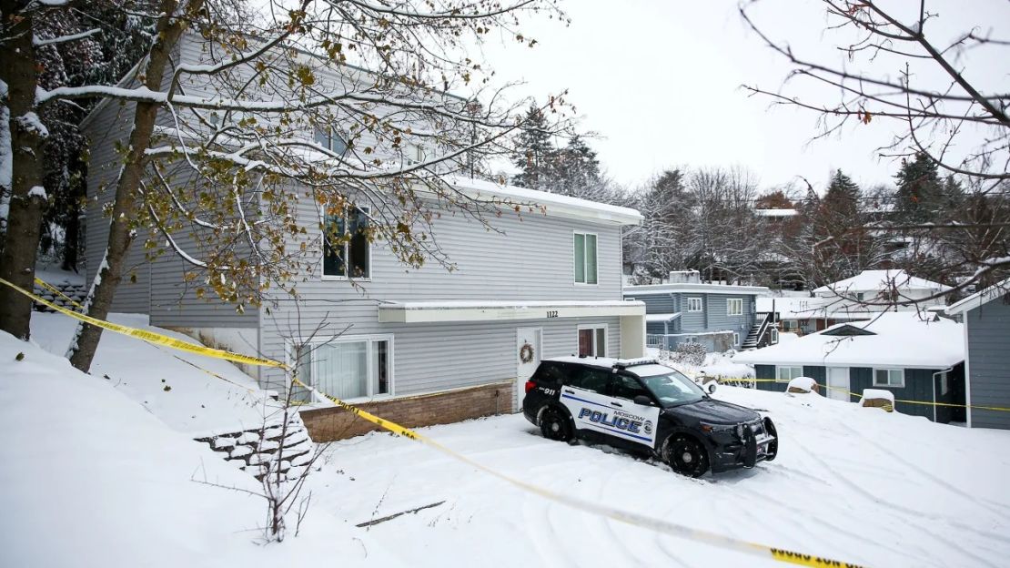 Una cinta policial rodea la residencia donde murieron cuatro estudiantes de la Universidad de Idaho mientras la policía vigila el lugar de los hechos el 30 de noviembre en Moscow, Idaho. Crédito: Lindsey Wasson/Reuters