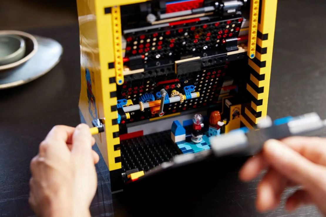 El panel trasero se puede retirar para mostrar el funcionamiento interno del juego. Crédito: LEGO