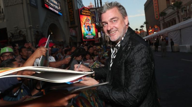 Ray Stevenson, actor que apareció en "RRR" y las películas de "Thor", murió el domingo 21 de mayo, confirmó su publicista Nicki Fioravante a CNN. Tenía 58 años.