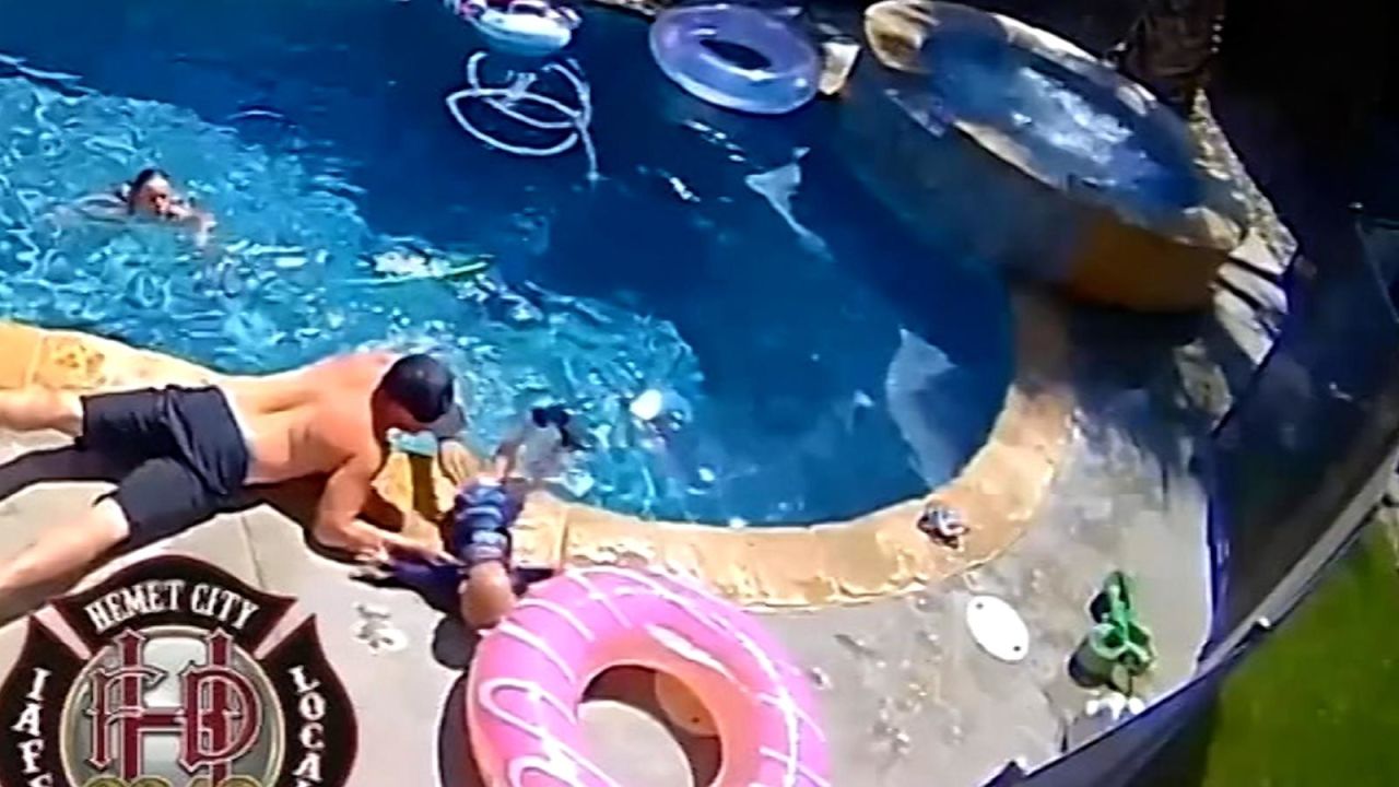 CNNE 1396803 - padre rescata a su hijo de 1 ano que se habia resbalado en la piscina