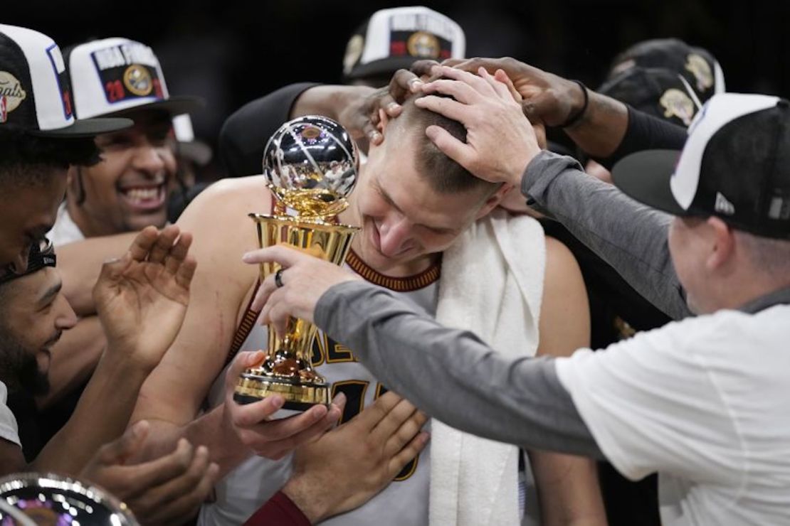 El pívot de los Nuggets de Denver, Nikola Jokić, ganó el trofeo de jugador más valioso de la serie.