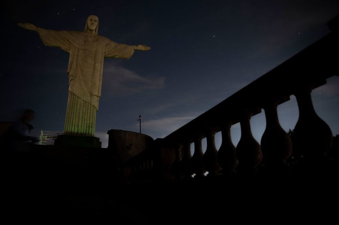 La estatua del Cristo Redentor se ve sin iluminación para condenar los actos racistas contra el futbolista brasileño Vinicius Junior en Río de Janeiro, Brasil, el 22 de mayo de 2023.