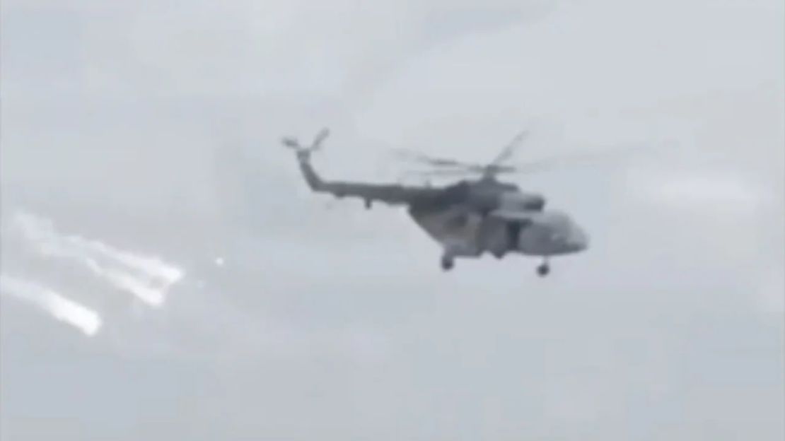 Un helicóptero sobrevuela la región rusa de Belgorod, escenario de combates entre desertores rusos y tropas partidarias del Kremlin en medio de la guerra en Ucrania. Crédito: astrapress/Telegram