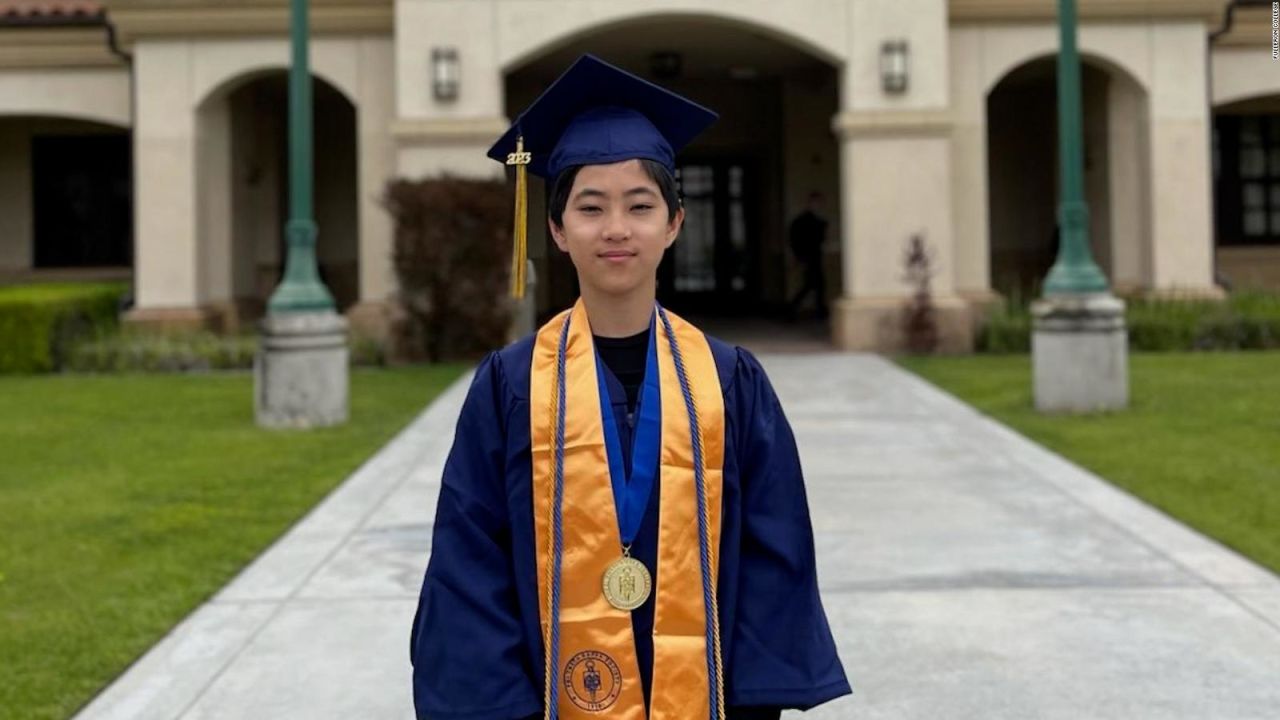 CNNE 1396996 - con solo 12 anos, se gradua de fullerton college