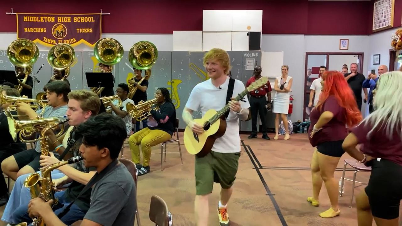 CNNE 1397081 - reaccion de alumnos al ver a ed sheeran en un ensayo de banda