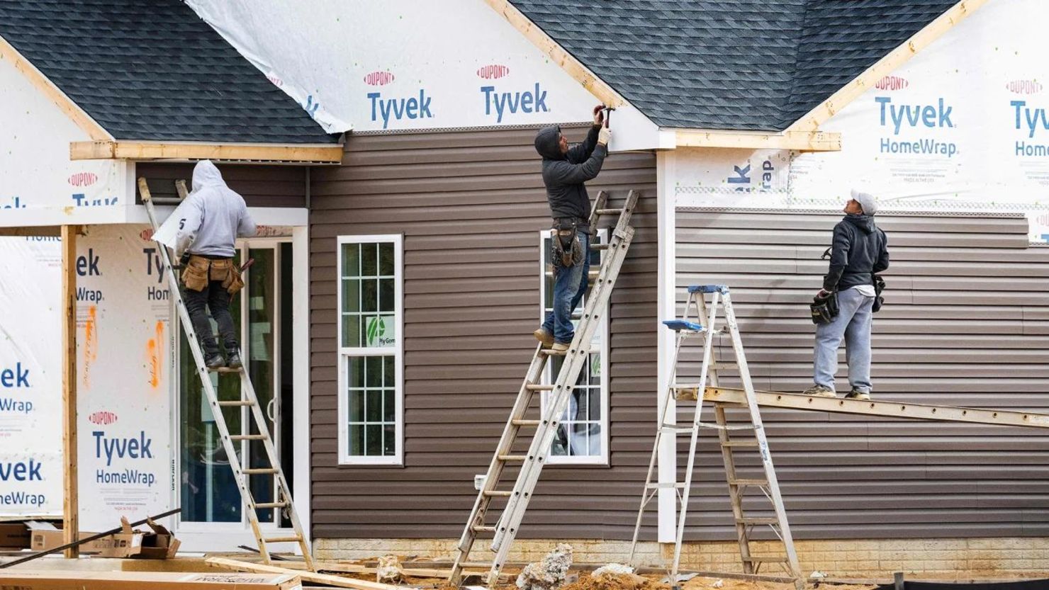 Unos trabajadores colocan el revestimiento de una casa en una obra nueva en Trappe, Maryland. Crédito: Jim Watson/AFP/Getty Images