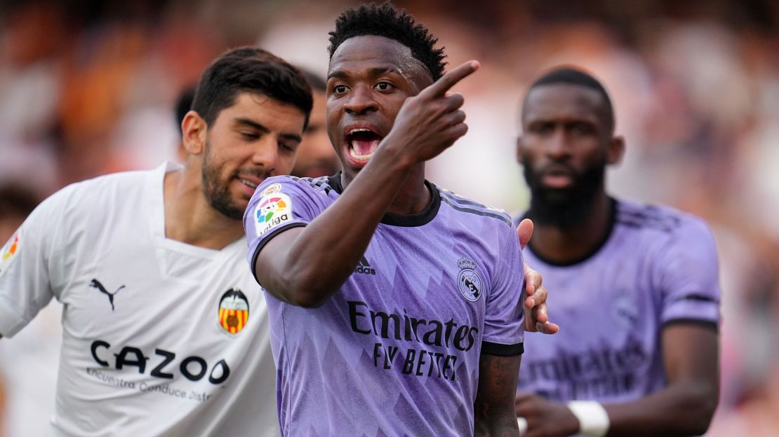 Vinicius Junior del Real Madrid reacciona después de recibir abusos racistas durante el partido de LaLiga Santander entre Valencia CF y Real Madrid CF en el Estadio Mestalla el 21 de mayo de 2023 en Valencia, España. Crédito: Aitor Alcalde/Getty Images