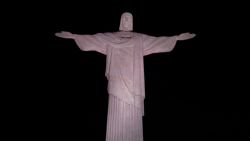 CNNE 1397179 - el cristo redentor se apaga en solidaridad con vinicius jr-