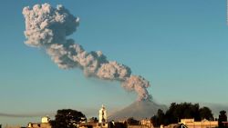 CNNE 1397205 - no me da miedo porque aprendimos a vivir con el popocatepetl, dice mujer que reside cerca del volcan