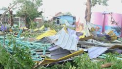 CNNE 1397212 - hay 7 muertos por el colapso del techo de un gimnasio escolar en tailandia