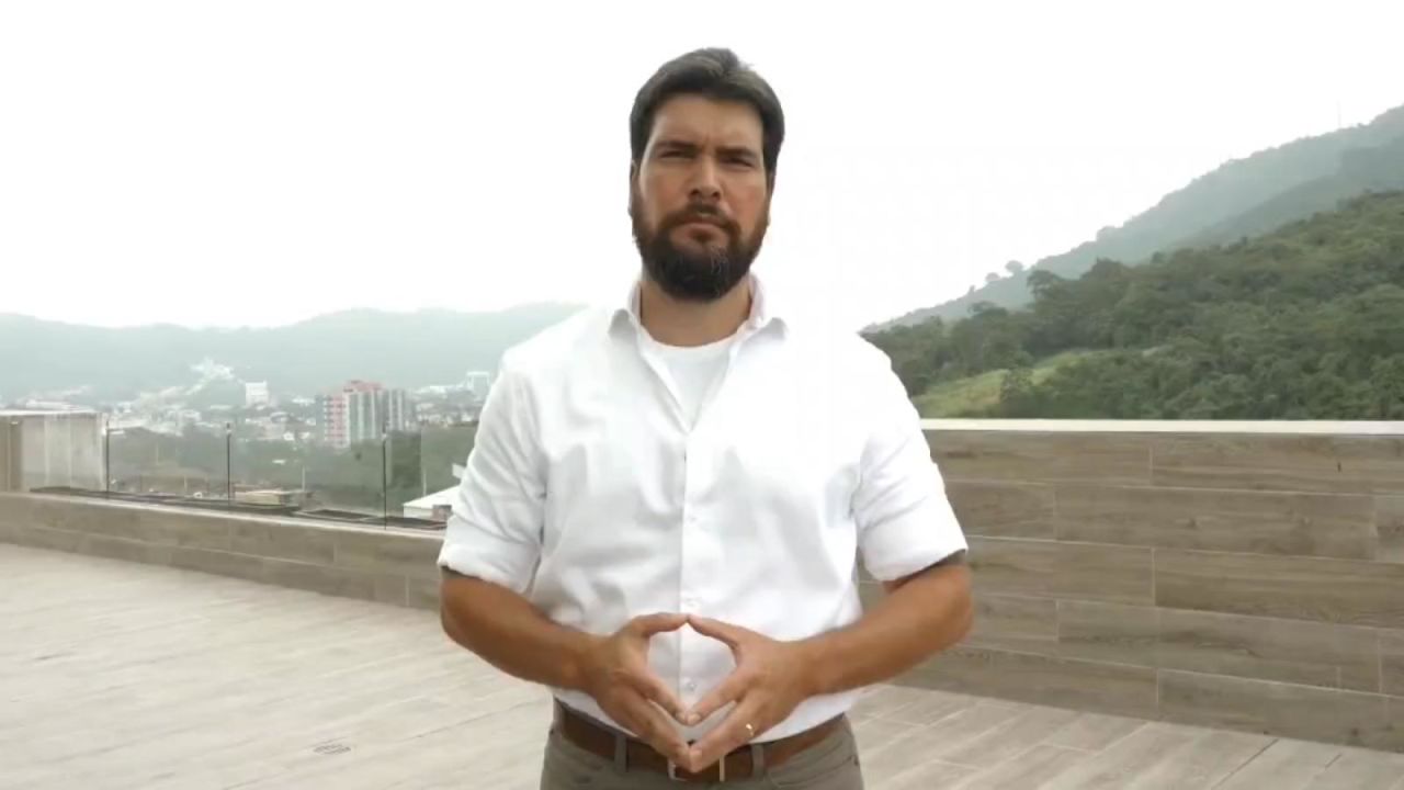 CNNE 1397264 - jan topic, el francotirador y economista que quiere gobernar ecuador