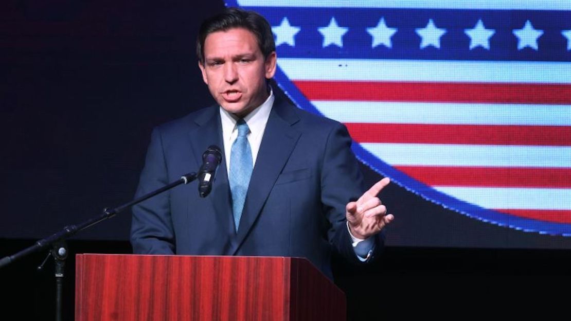 El gobernador de Florida, Ron DeSantis, habla en la Cena del Día de Lincoln del Partido Republicano del Condado de Marathon el 6 de mayo de 2023 en Rothschild, Wisconsin.