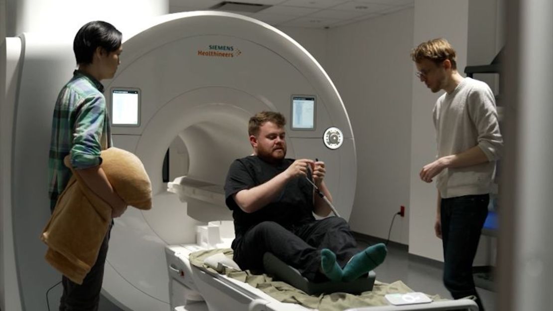 Antes de ingresar a la máquina fMRI, el corresponsal de CNN Donie O'Sullivan recibió audífonos especiales para escuchar un audiolibro durante su exploración cerebral.