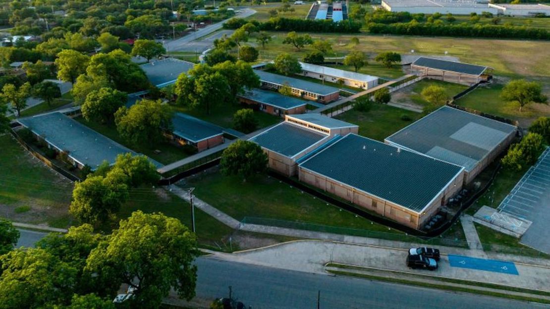 En una vista aérea, la escuela primaria Robb se ve el 27 de abril de 2023 en Uvalde, Texas.