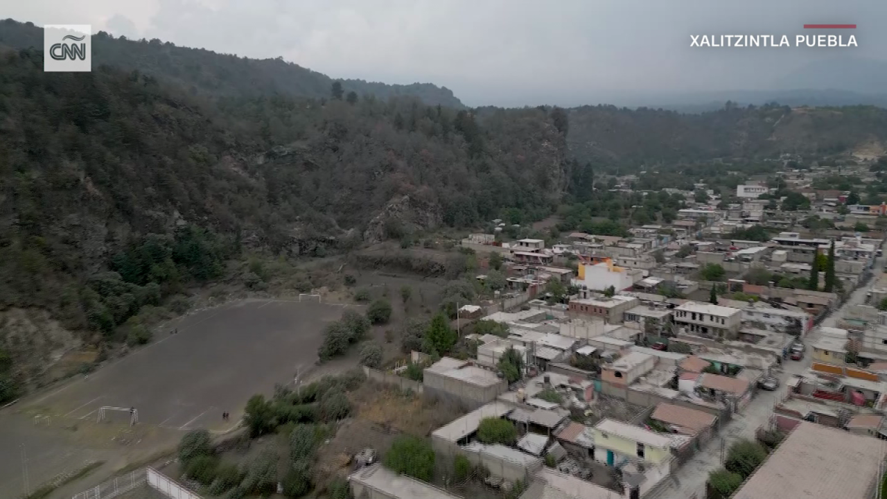 CNNE 1397422 - mira el pueblo a las faldas del volcan popocatepetl cubierto en ceniza