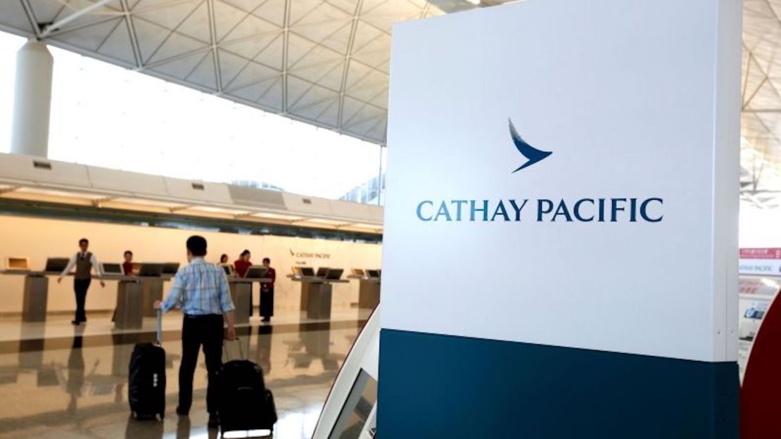 Un pasajero caminando hacia un mostrador de Cathay Pacific en el aeropuerto internacional de Hong Kong, en 2018. La aerolínea fue noticia esta semana por un incidente de presunta discriminación contra un pasajero de China continental.