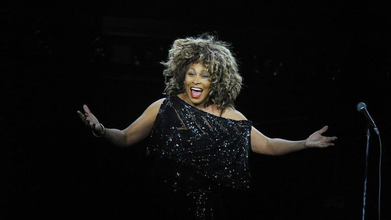 La cantante de rock y soul Tina Turner murió a los 83 años, según una publicación en su cuenta verificada del 24 de mayo. De origen humilde, Turner superó un matrimonio abusivo y se convertirtió en una de las artistas femeninas más populares de todos los tiempos.