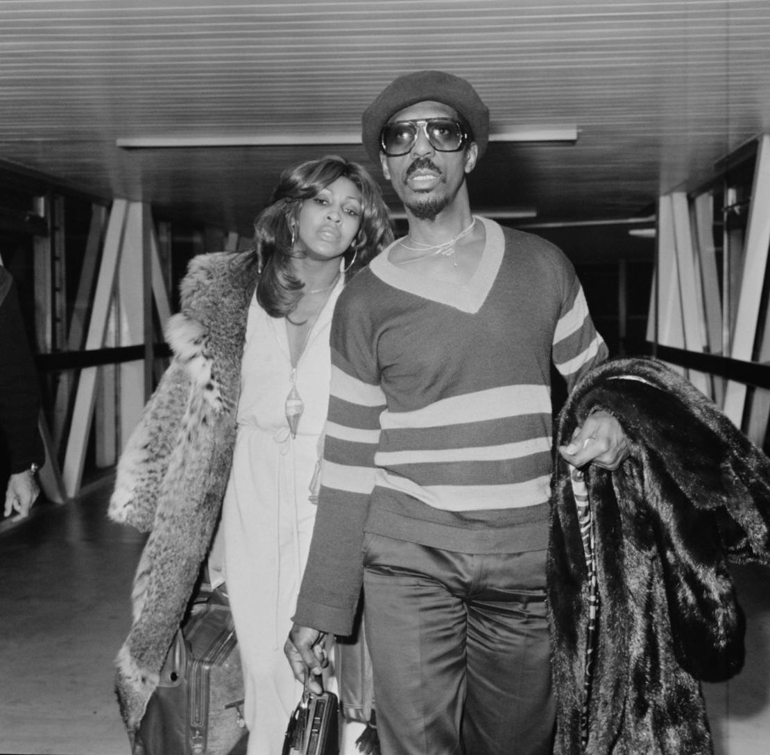 El músico Ike Turner (1931 - 2007) junto a Tina Turner en el aeropuerto de Heathrow, en Londres, Reino Unido, el 27 de octubre de 1975.