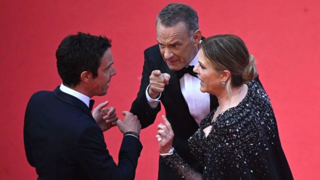 (De izquierda a derecha) Un miembro del personal del Festival de Cannes, Tom Hanks y Rita Wilson en el estreno de "Asteroid City" el martes en Francia. Antonin Thuillier/AFP/Getty Images