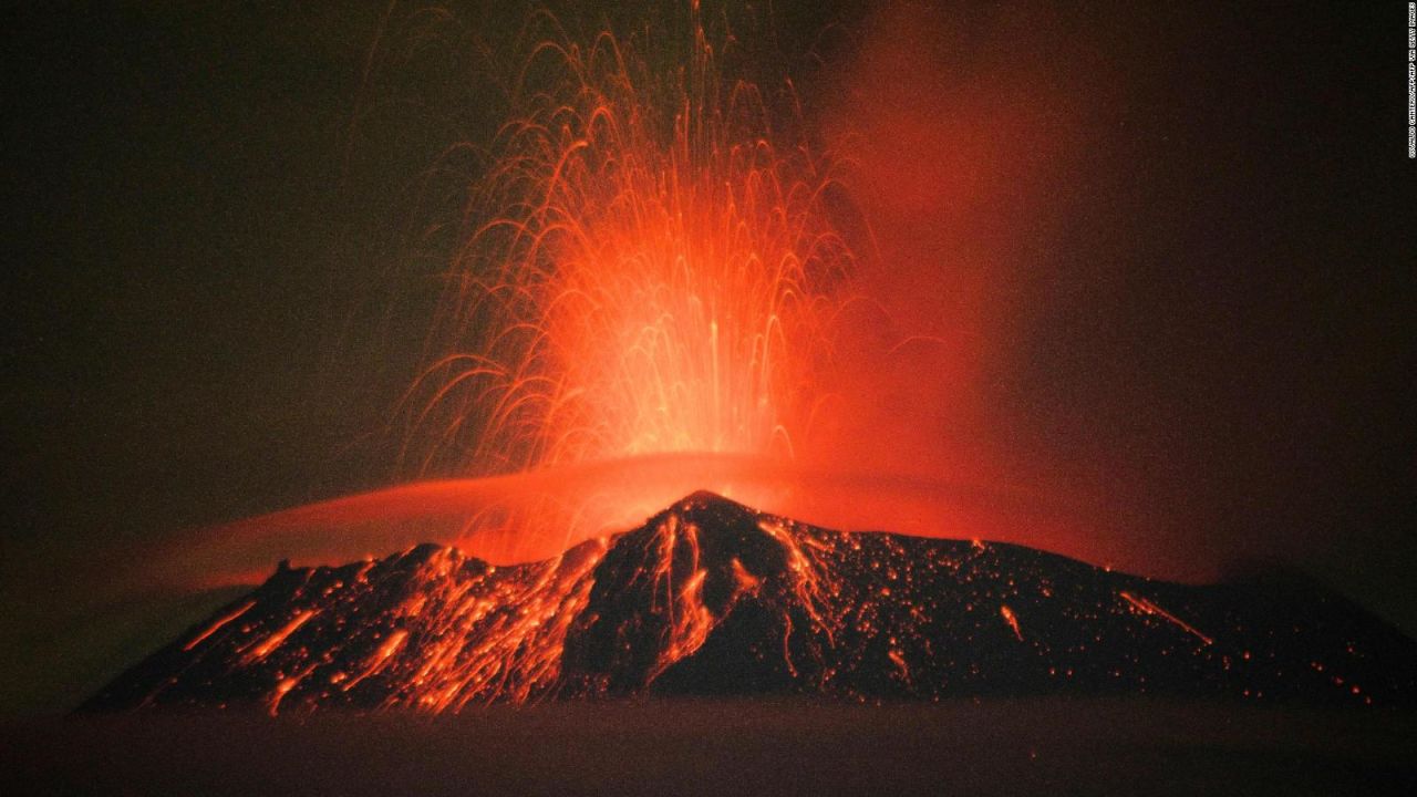 CNNE 1397840 - mira como el volcan popocatepetl escupe lava y ceniza