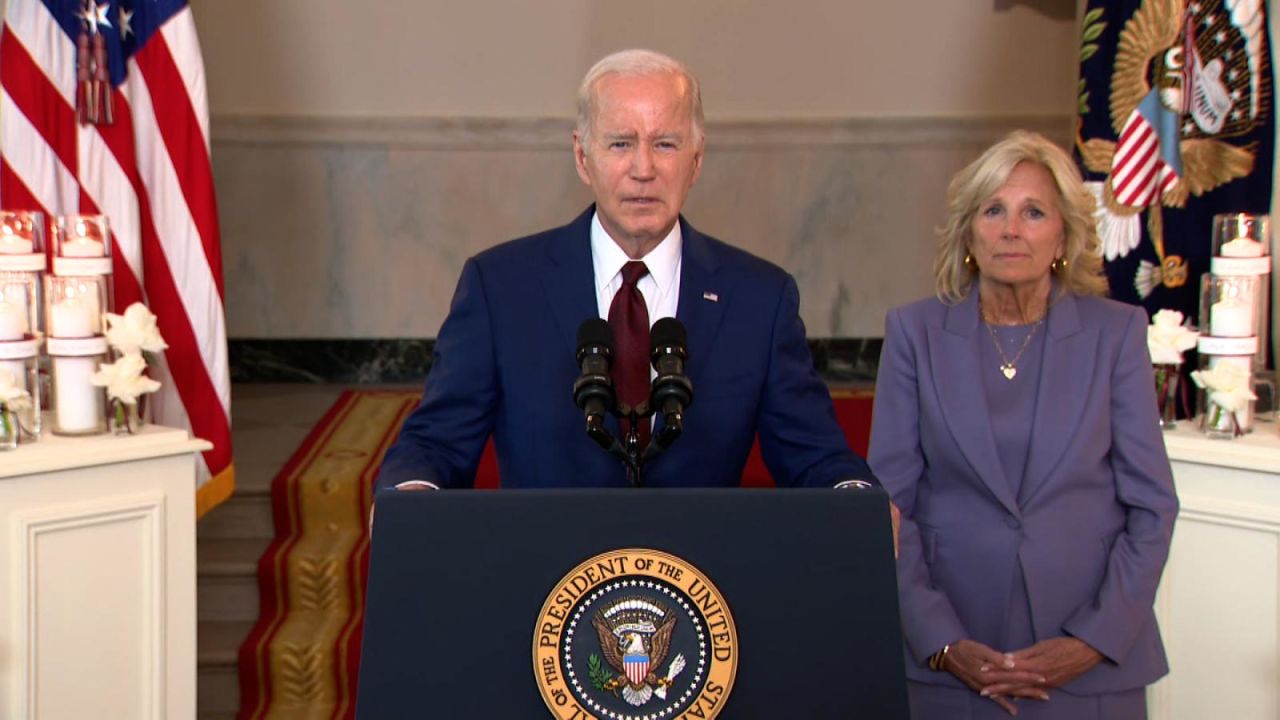 CNNE 1397862 - joe y jill biden rinden homenaje a las victimas de uvalde