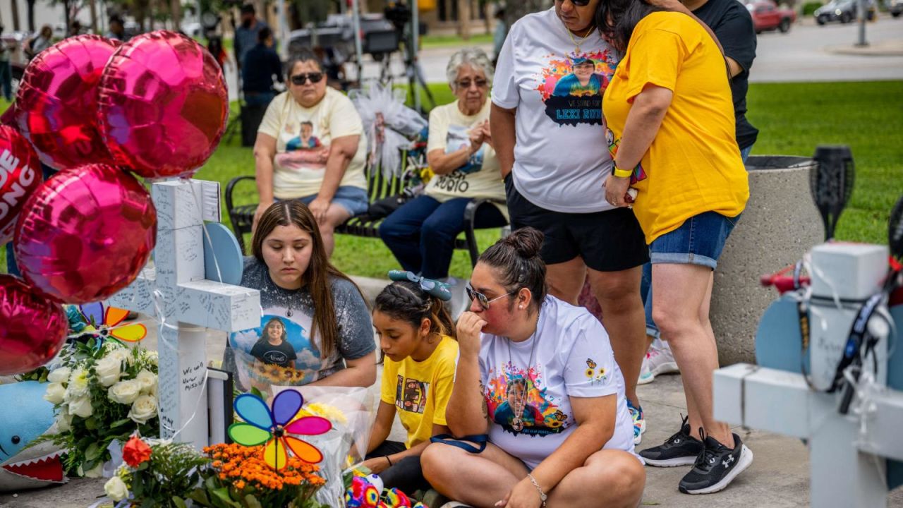 CNNE 1397876 - recuerdan a las victimas del tiroteo escolar en uvalde