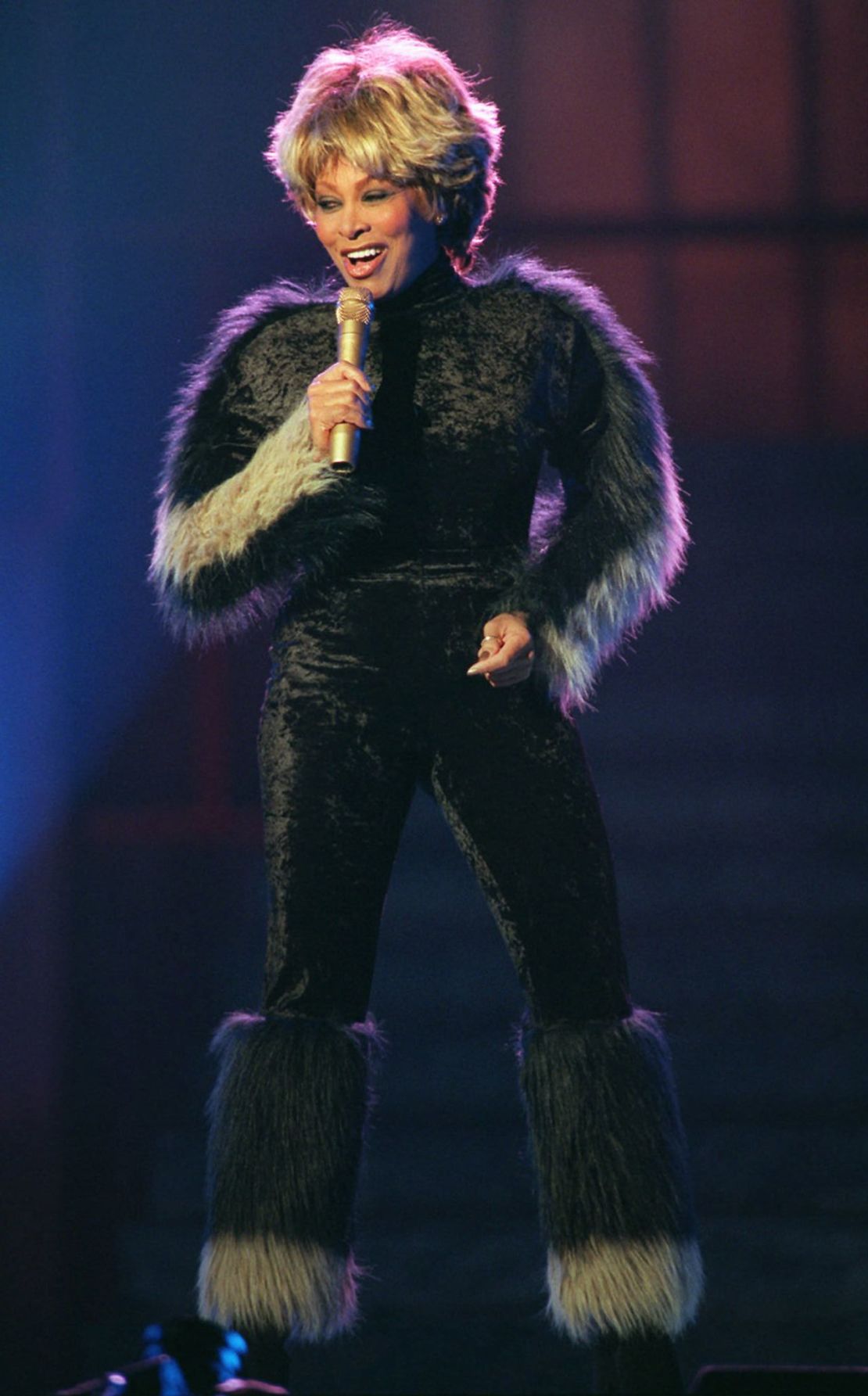 Turner se presenta con un glamoroso atuendo de plumas en los Billboard Music Awards de 1995.