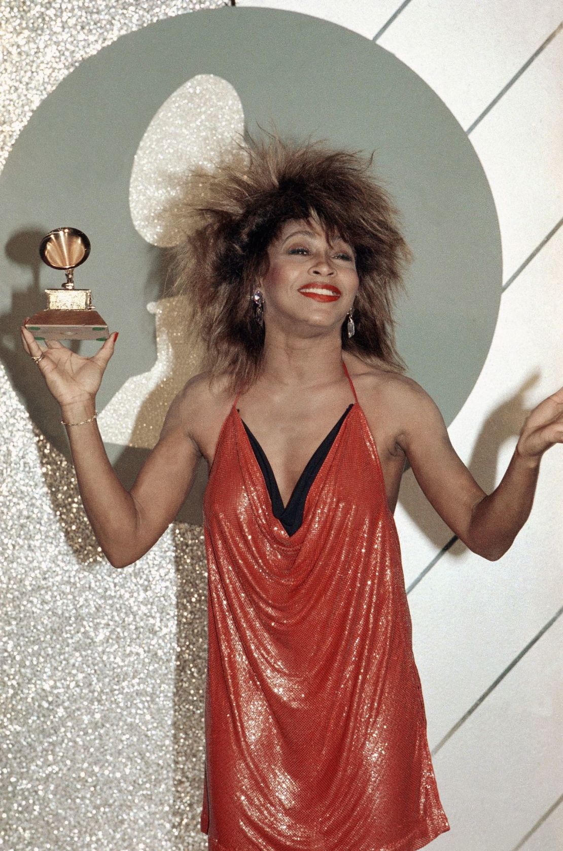 Turner con el vestido escotado. rojo brillante que usó en los Grammy de 1985.