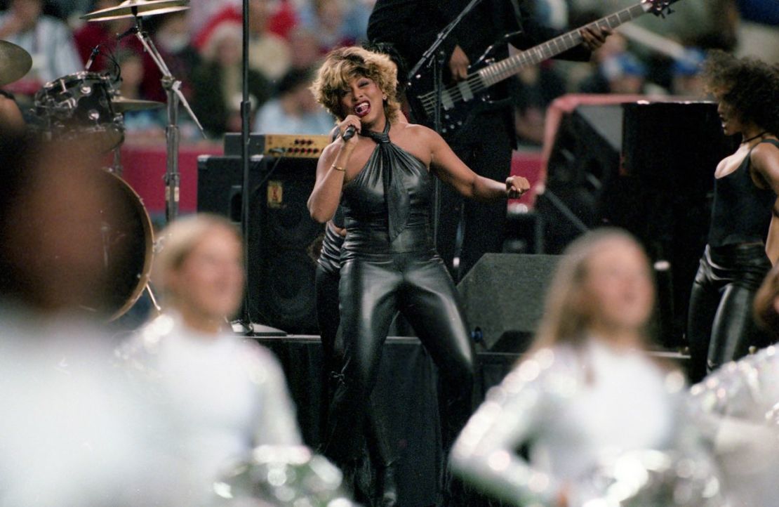 Tina Turner en el escenario durante una presentación previa al partido del Super Bowl XXXIV en 2000, en el Georgia Dome de Atlanta.