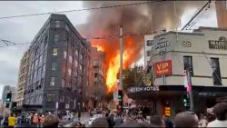 CNNE 1398184 - gran incendio en sydney obliga a la evacuacion de cientos de personas