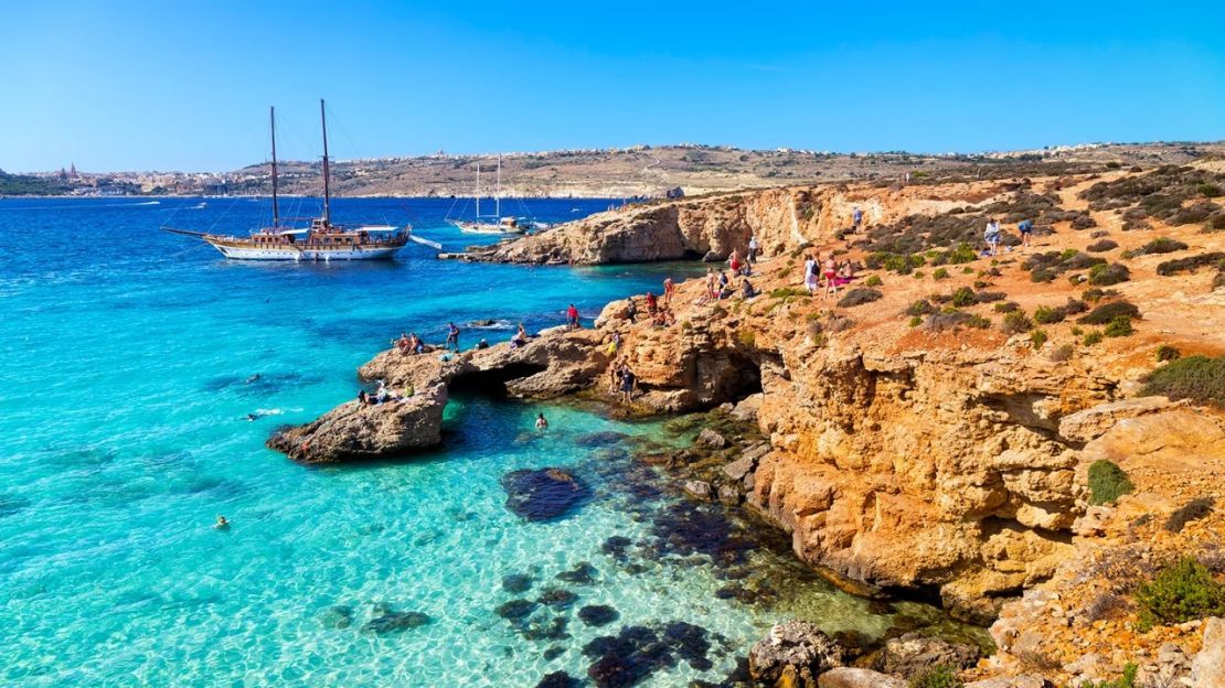 La mayoría de la gente viene a Comino por la impresionante Laguna Azul. Crédito: ewg3D/iStockphoto/Getty Images