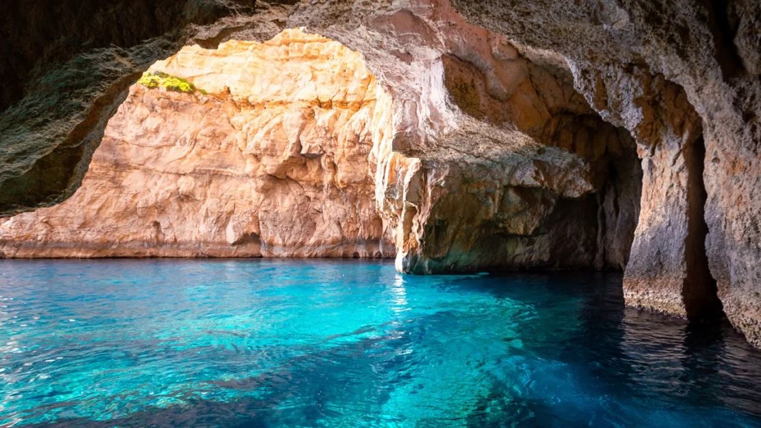 La Gruta Azul es quizá el espectáculo natural más famoso de Malta. Crédito: joe daniel price/Moment RF/Getty Images