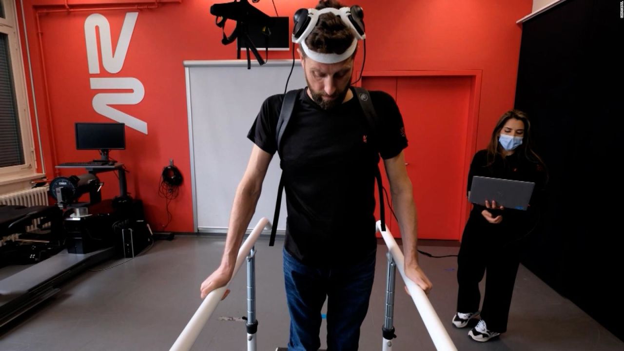 CNNE 1398304 - hombre vuelve a caminar despues de estar diez anos paralitico