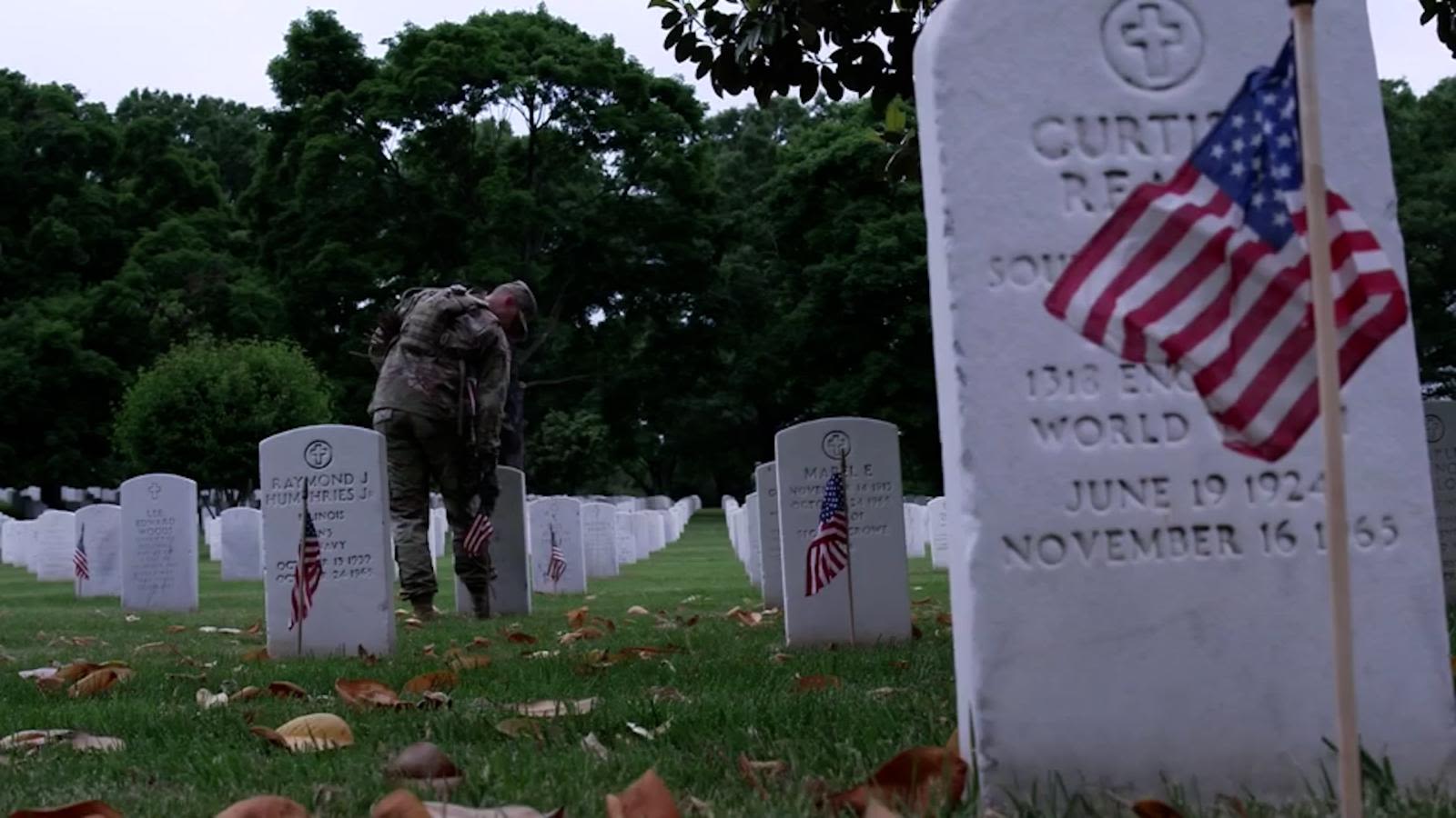 El Cementerio Nacional de Arlington amanece con miles de banderas  estadounidenses