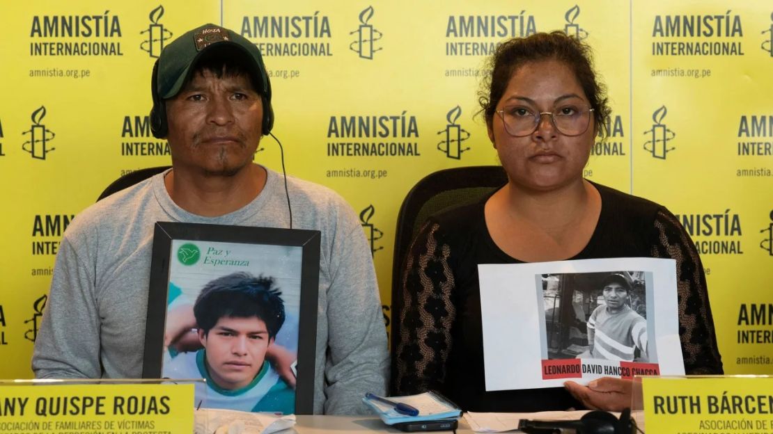 Dany Quispe y Ruth Barcena, que perdieron a su hijo y a su marido respectivamente durante diferentes manifestaciones, asisten a una rueda de prensa con representantes de Amnistía Internacional en Lima, Perú, el 16 de febrero de 2023. Crédito:Cris Bouroncle/AFP/Getty Images