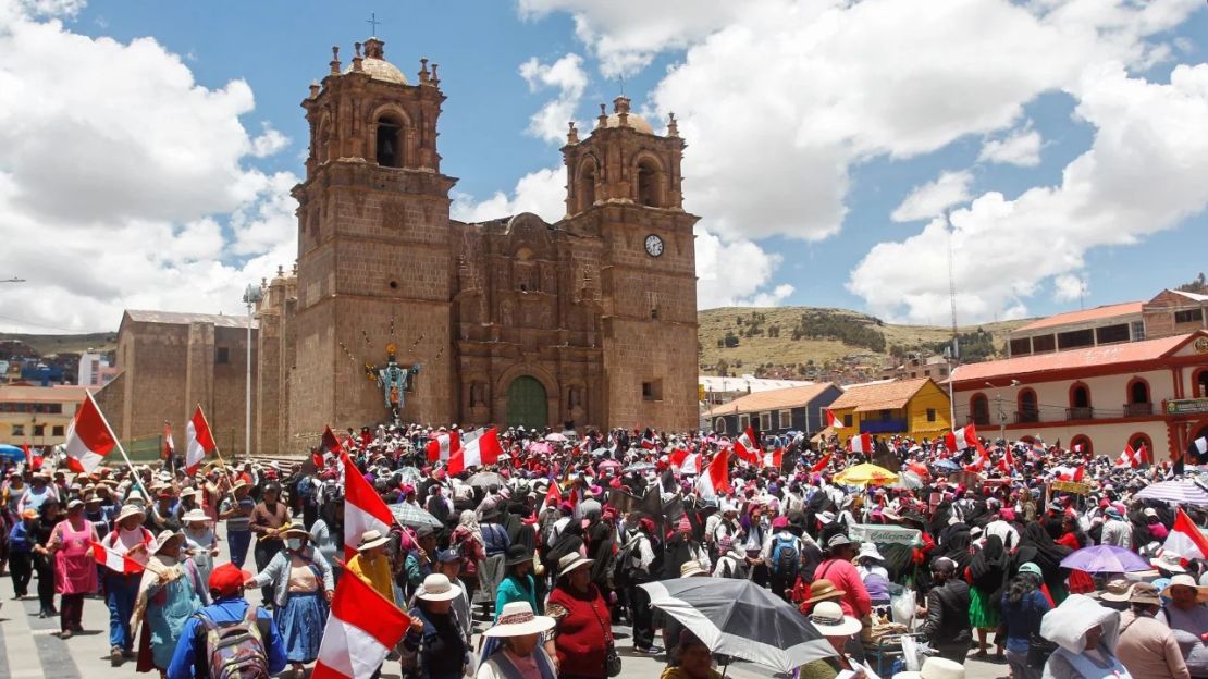 Residentes de las islas Uros y Taquile en el lago Titicaca, fronterizo con Bolivia, protestan en la ciudad de Puno, Perú, el 24 de enero.Crédito: Juan Carlos Cisneros/AFP/Getty Images